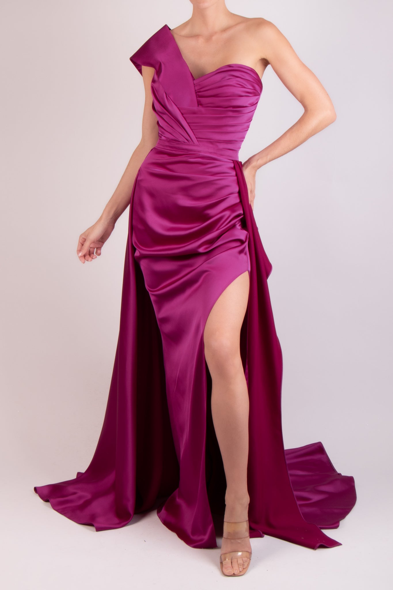Vestido un hombro satín fucsia