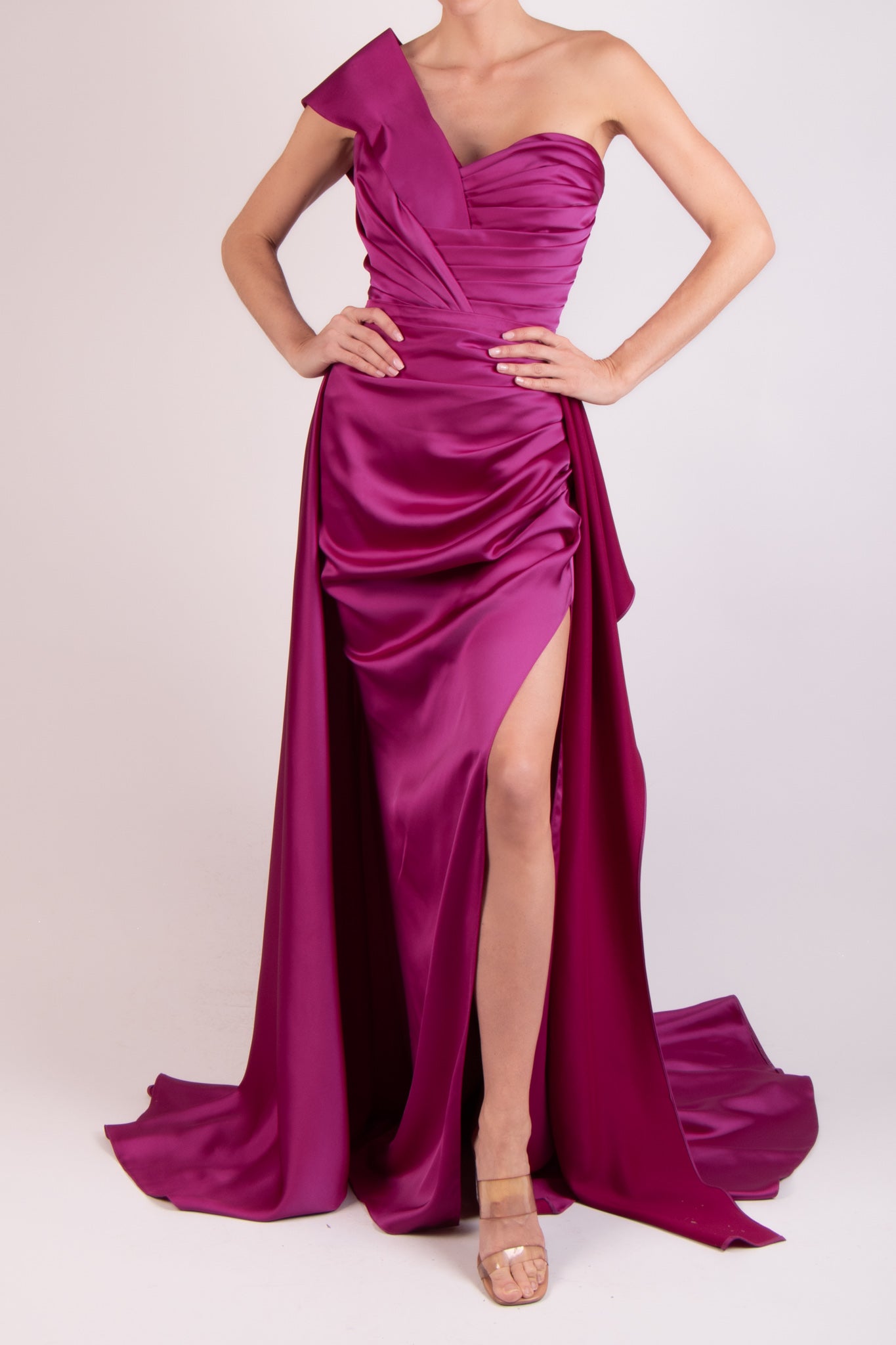 Vestido un hombro satín fucsia