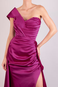 Vestido un hombro satín fucsia