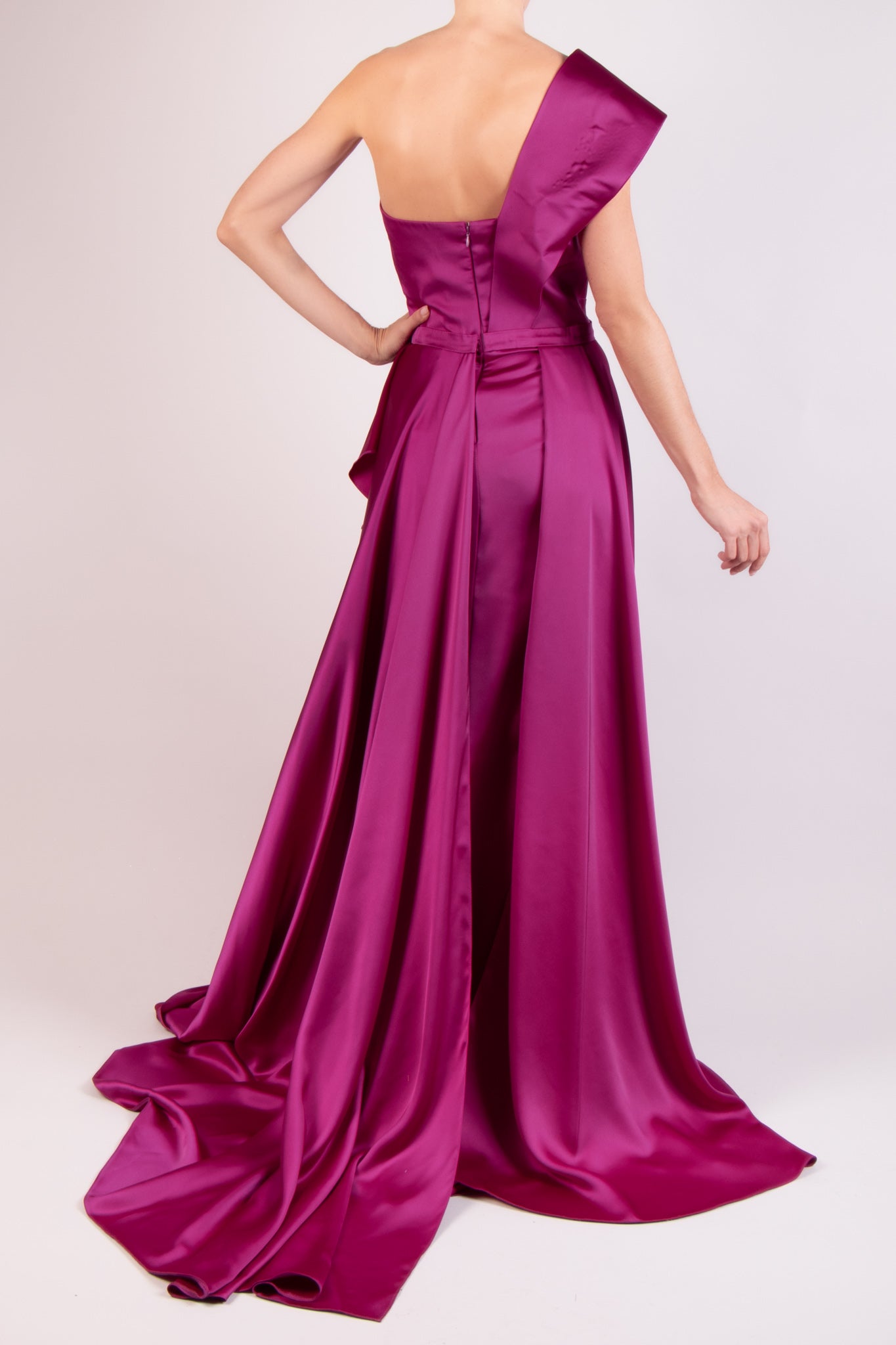 Vestido un hombro satín fucsia
