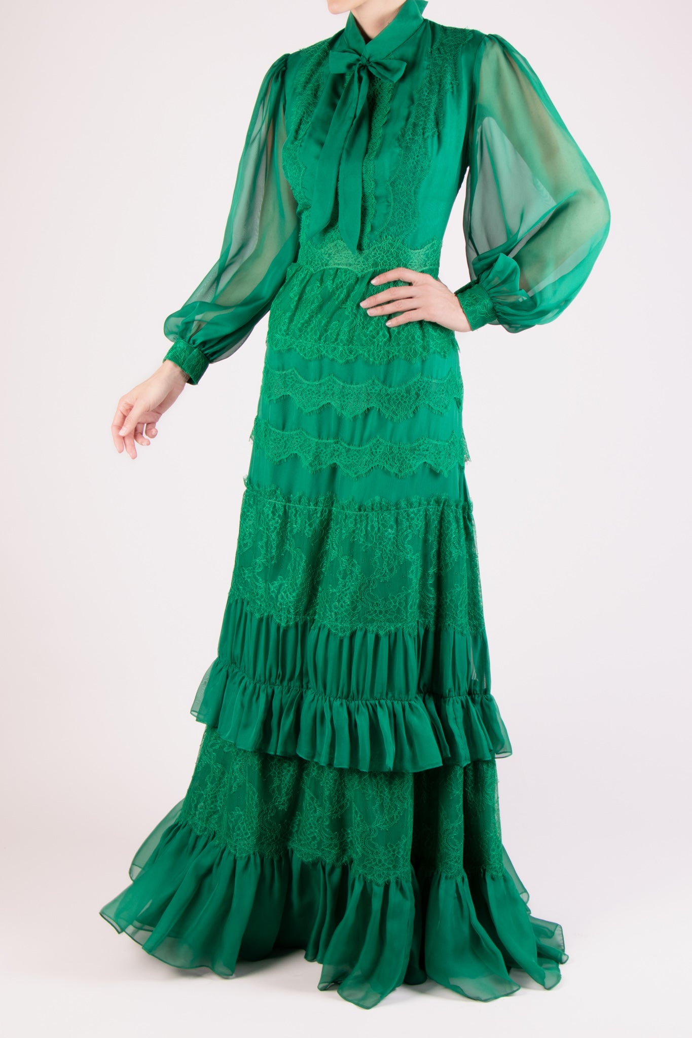 Vestido chifon cuello manga larga esmeralda – Lila Alta Costura