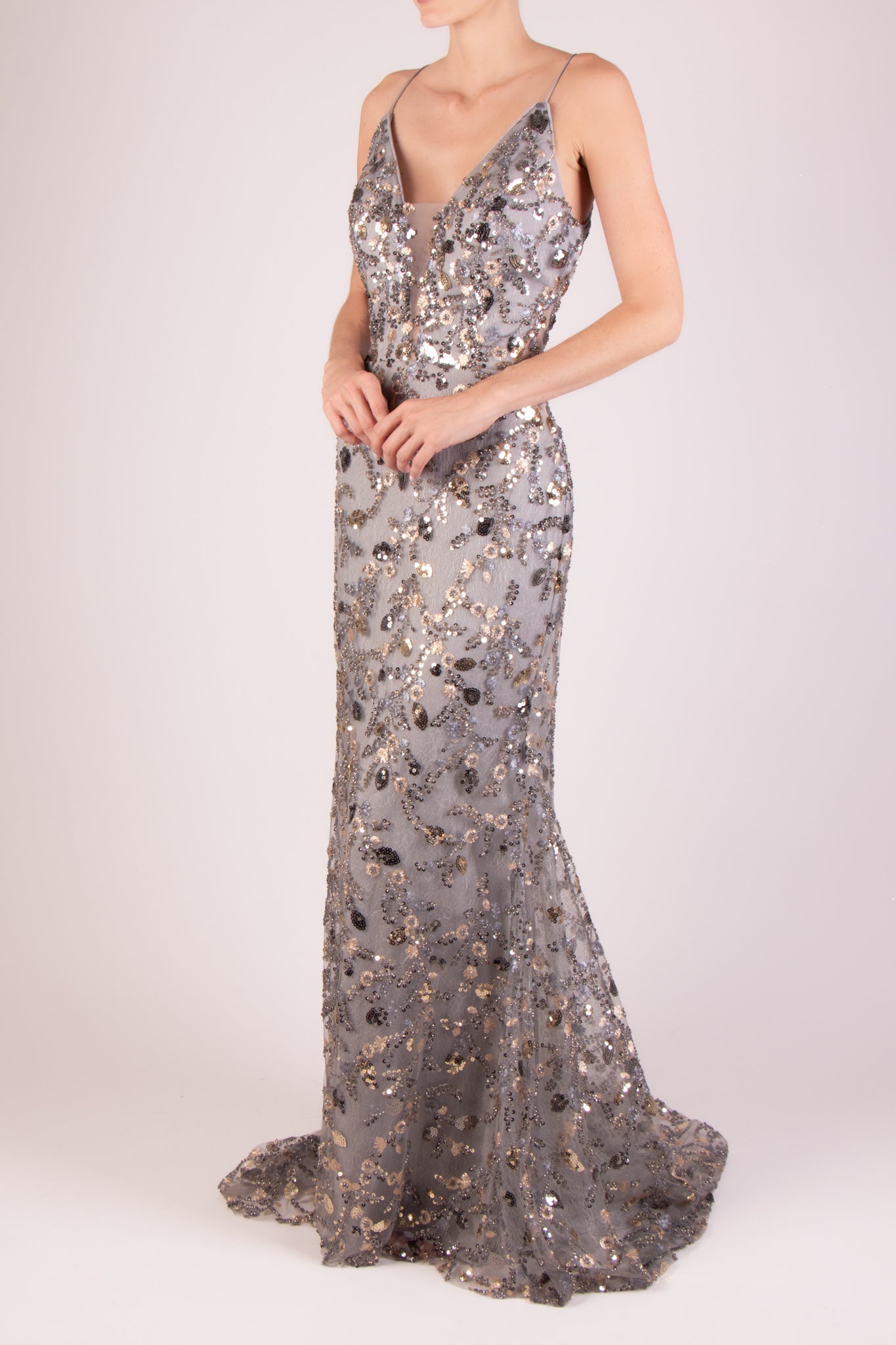 Vestido v tirantes finos bordado gris dorado