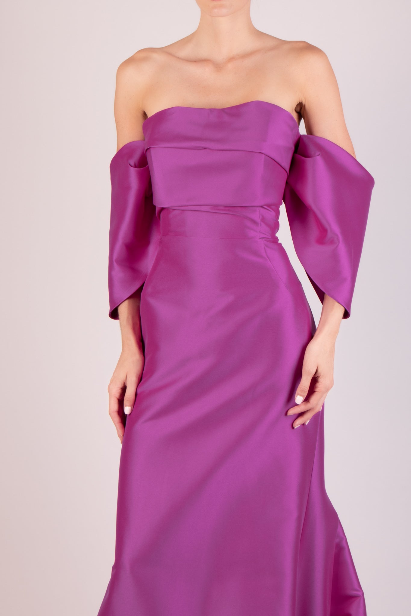 Vestido off shoulder magenta corte trompeta