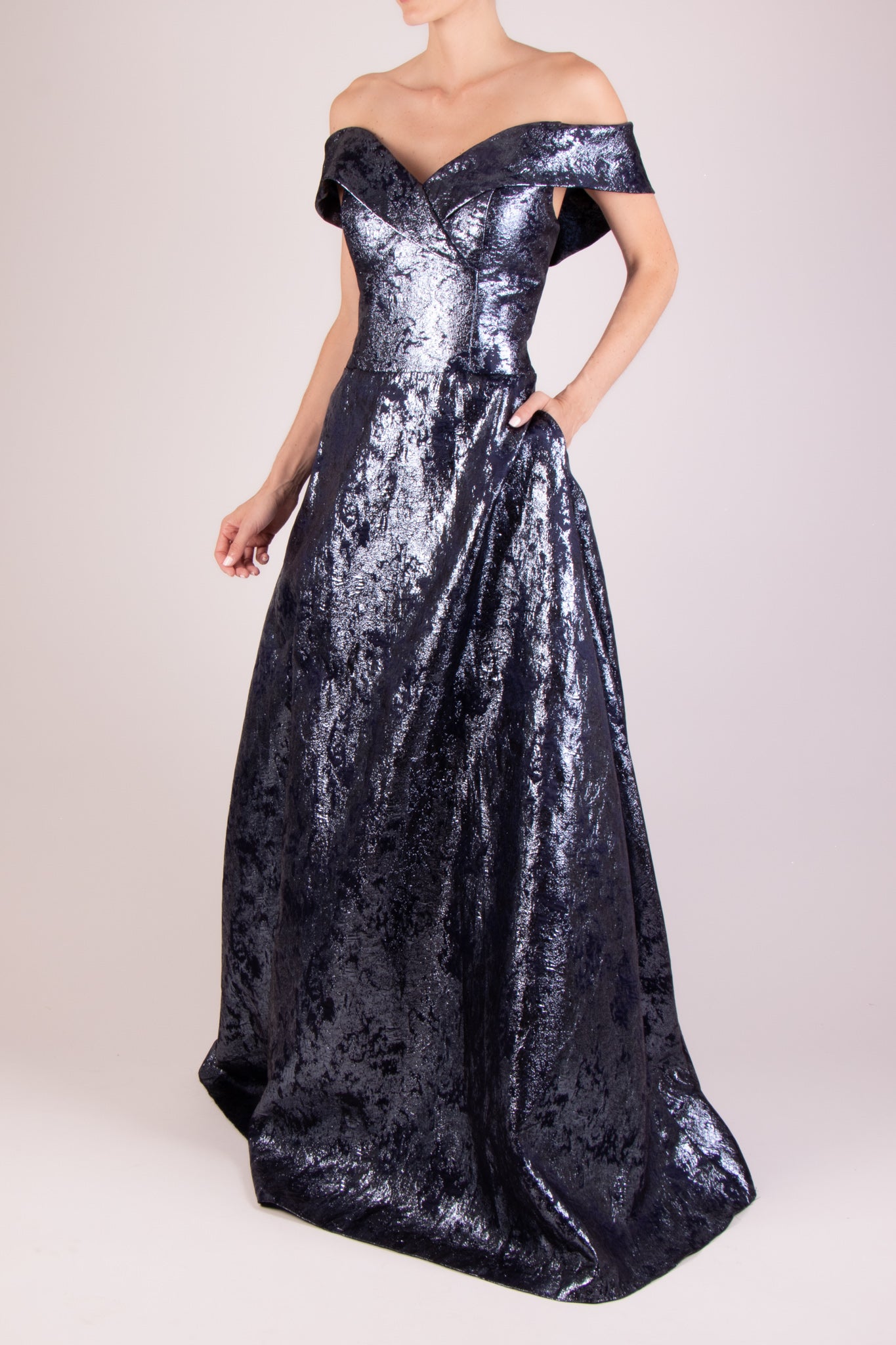 Vestido off the shoulder metalico navy