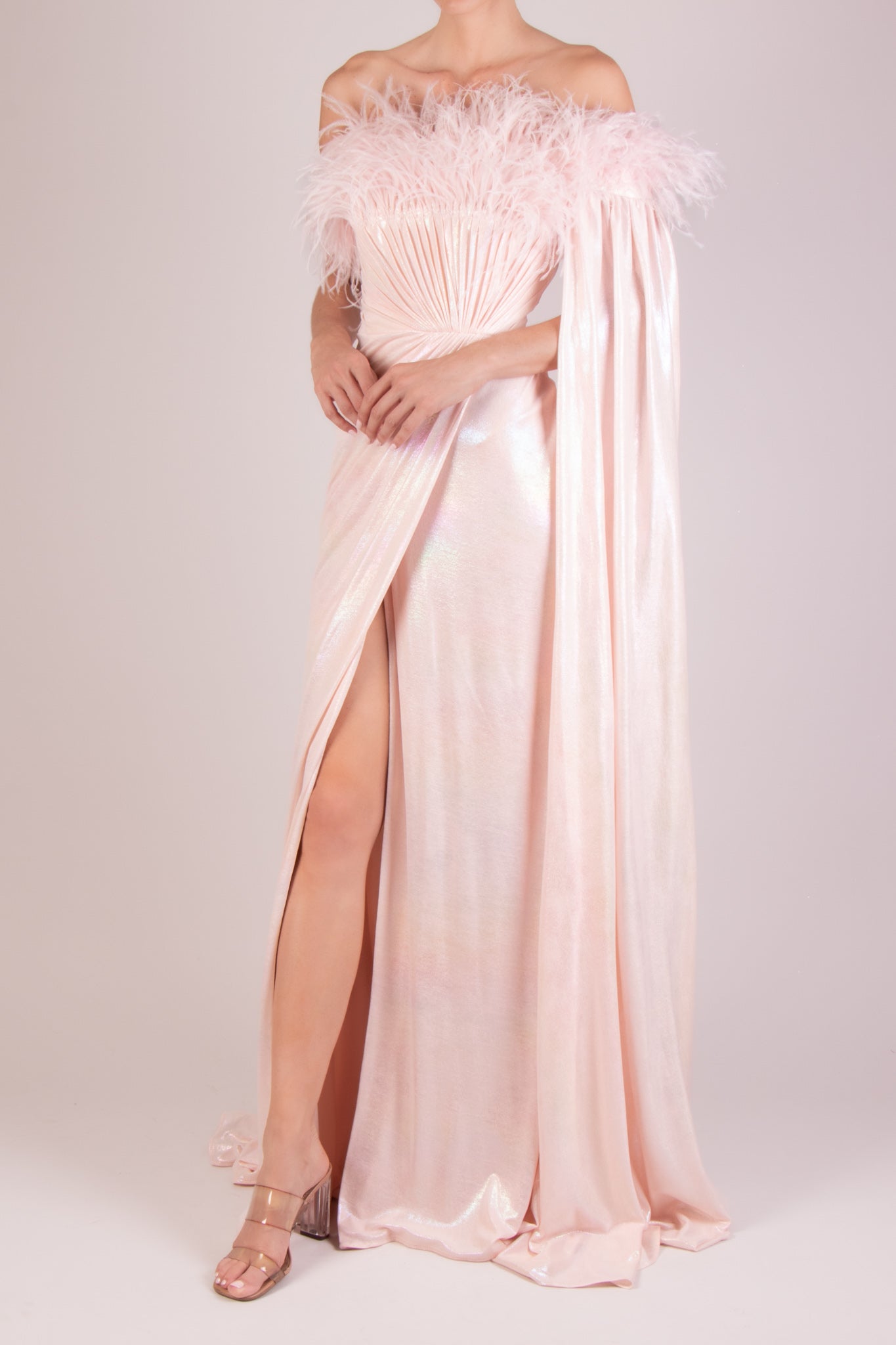 Vestido una manga plumas rosa