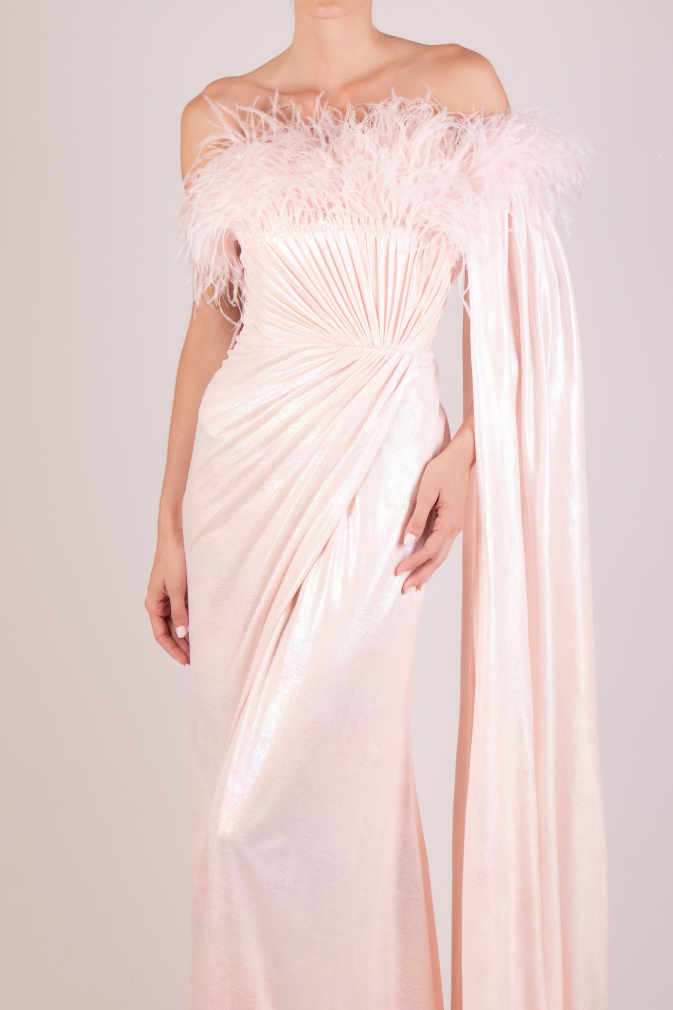 Vestido una manga plumas rosa