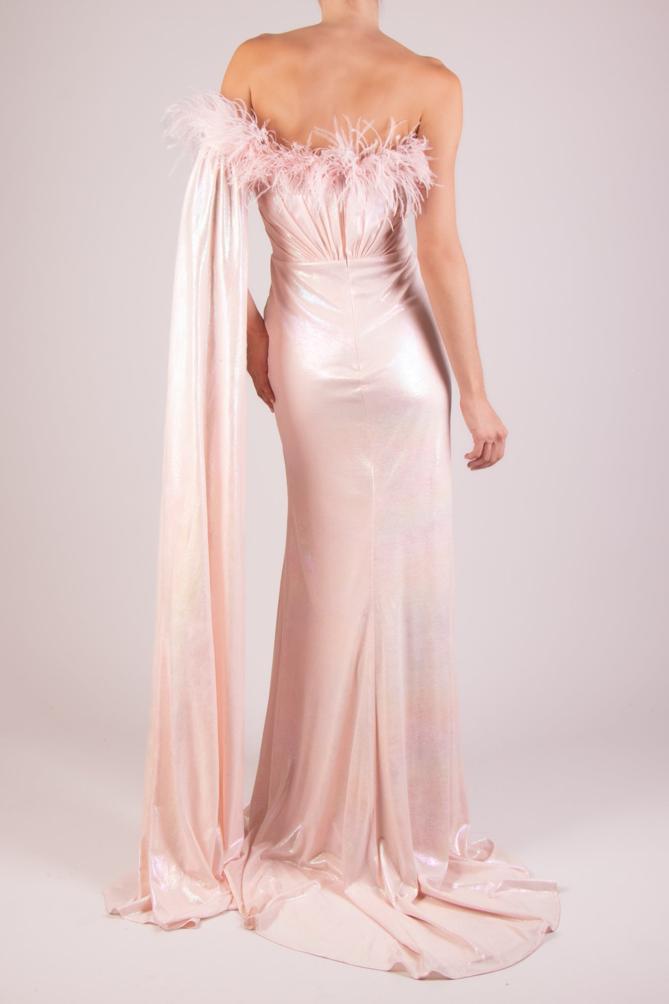 Vestido una manga plumas rosa