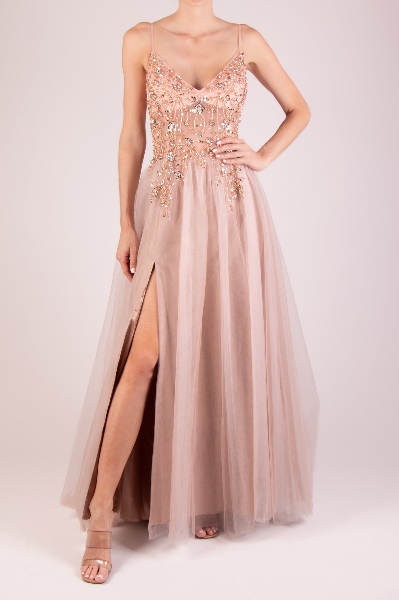 Vestido v bordado tirantes finos blush