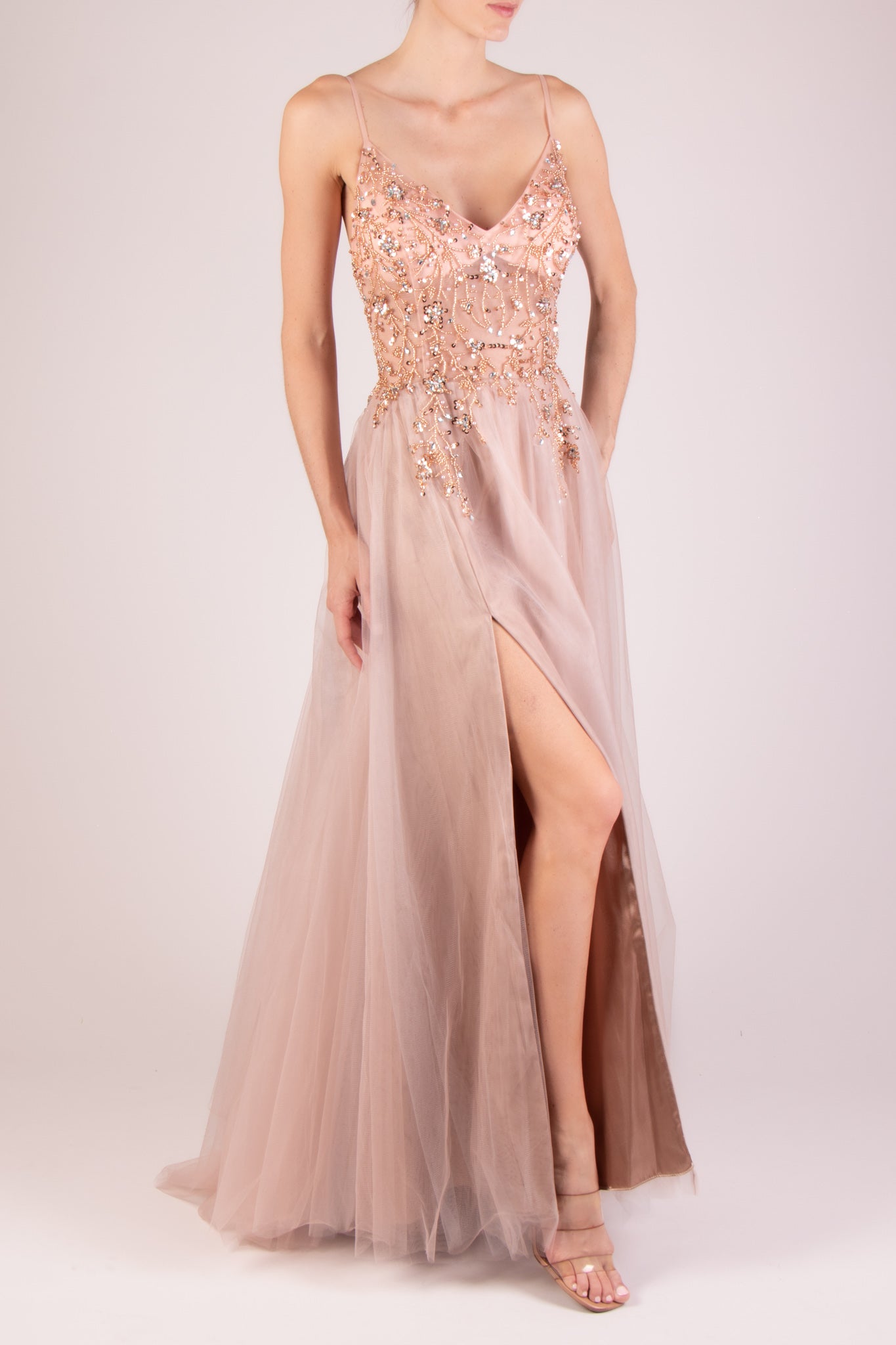Vestido v bordado tirantes finos blush