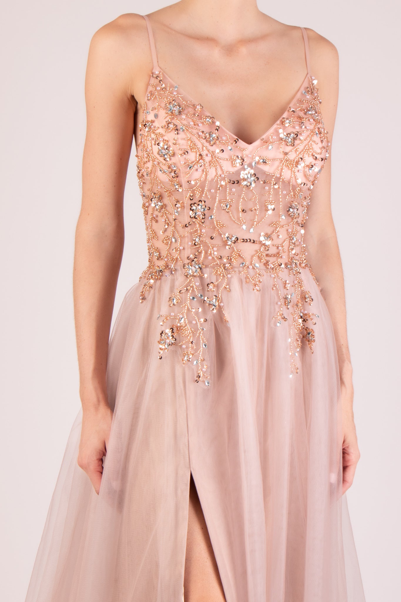 Vestido v bordado tirantes finos blush