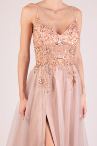 Vestido v bordado tirantes finos blush