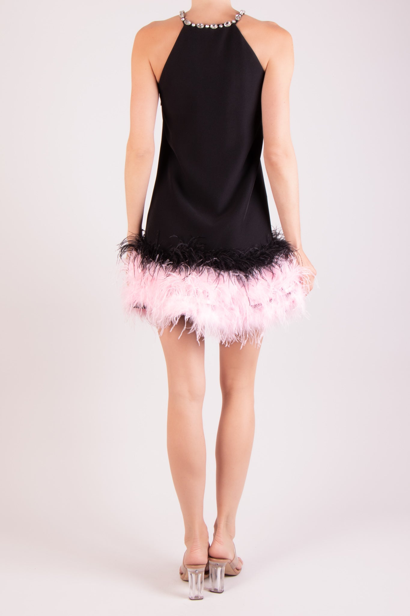 Vestido corto halter plumas negro-rosa
