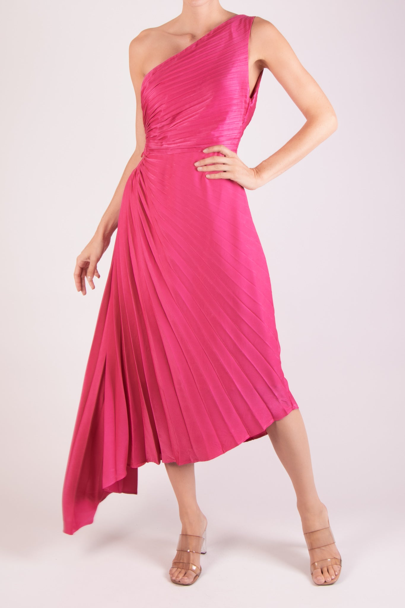 Vestido un hombro plisado detalle en cintura fucsia