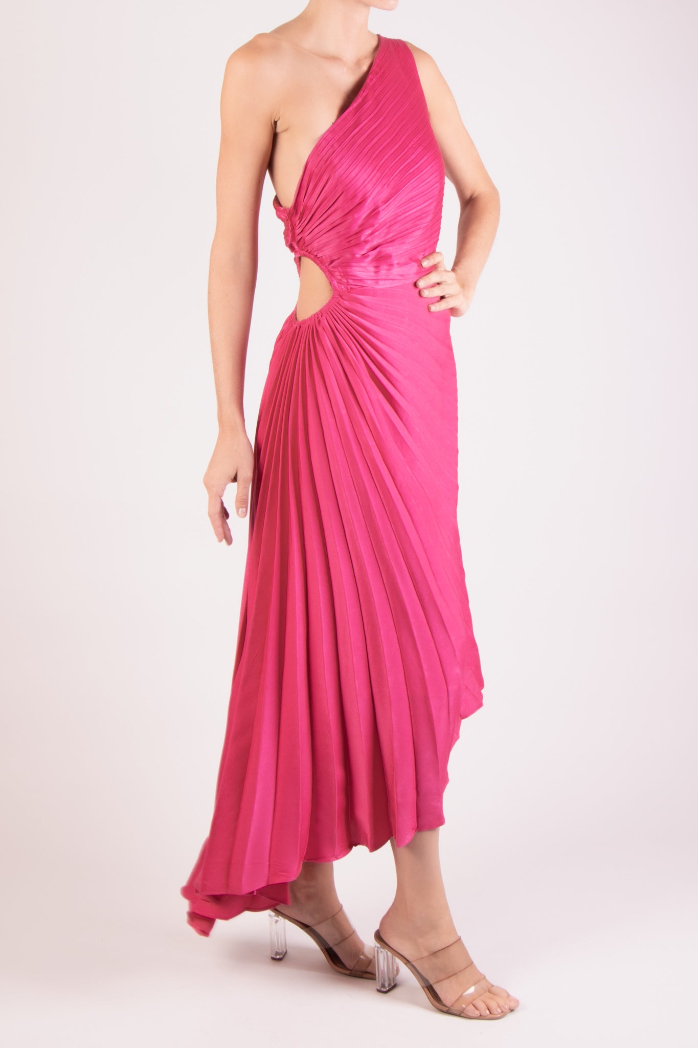 Vestido un hombro plisado detalle en cintura fucsia