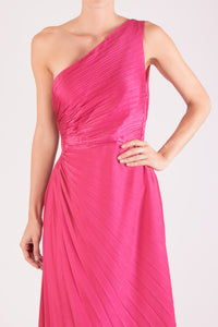Vestido un hombro plisado detalle en cintura fucsia