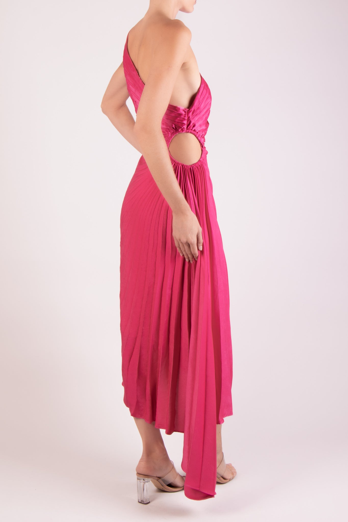 Vestido un hombro plisado detalle en cintura fucsia