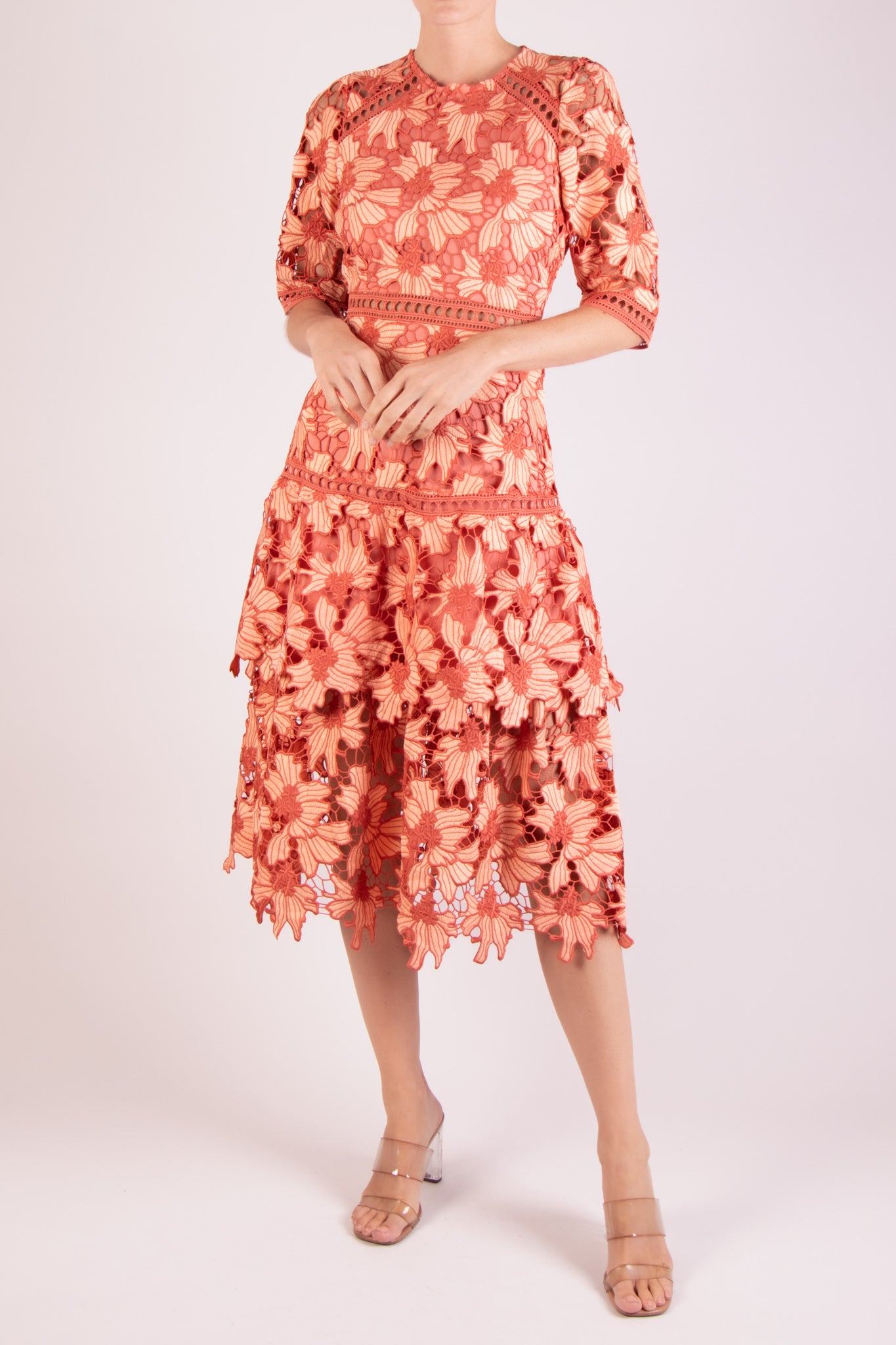 Vestido de encaje midi durazno