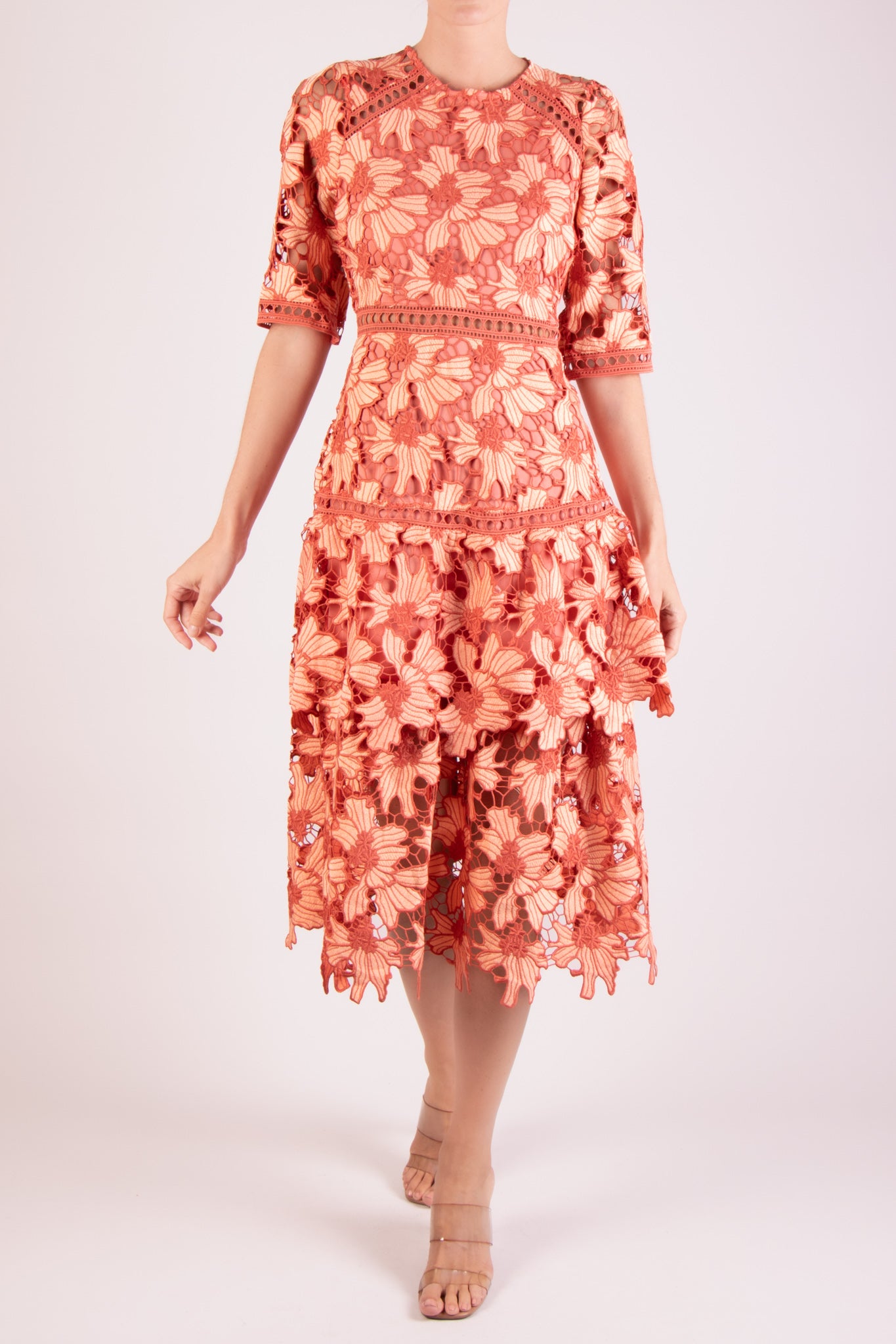 Vestido de encaje midi durazno