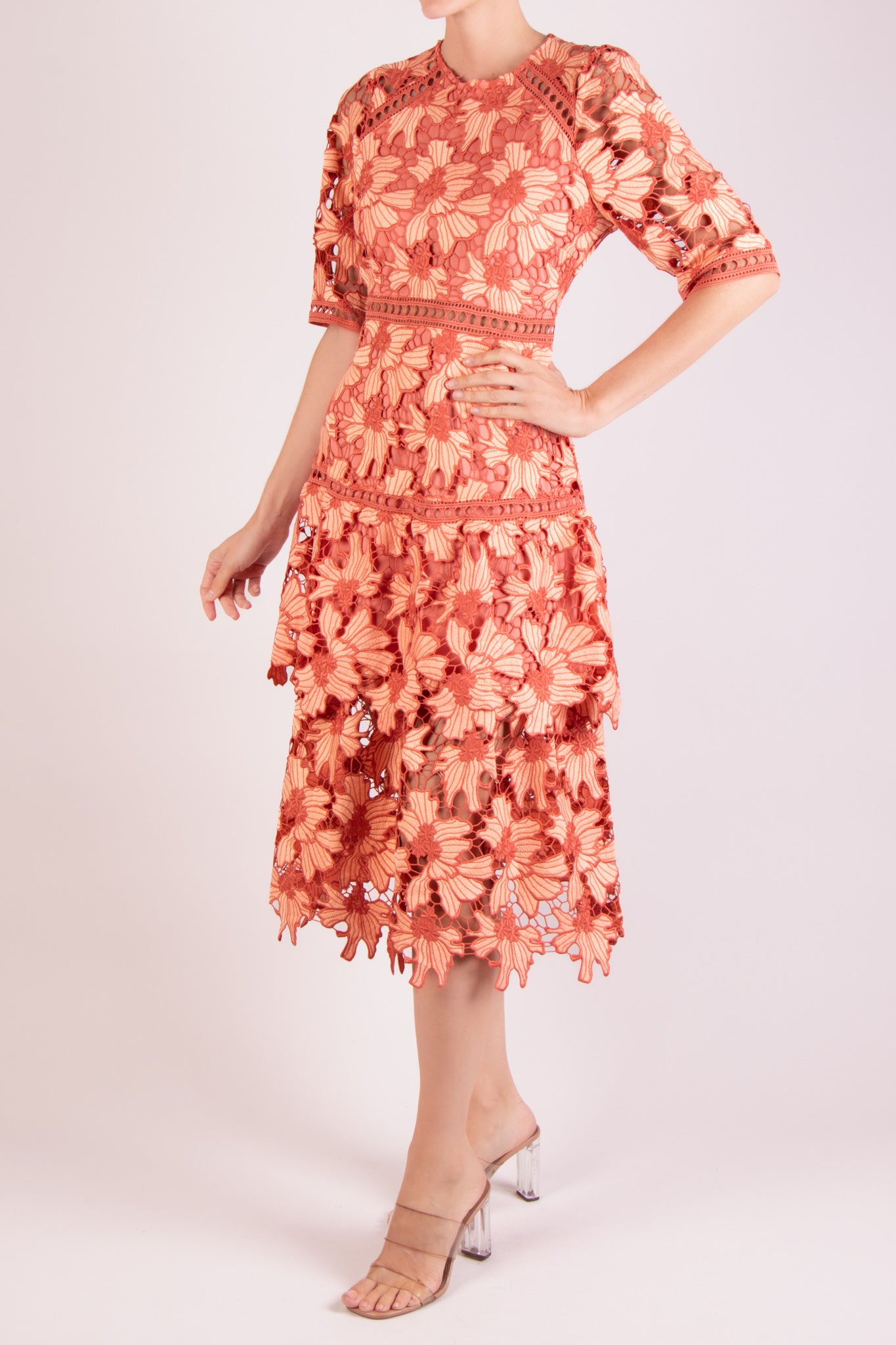 Vestido de encaje midi durazno