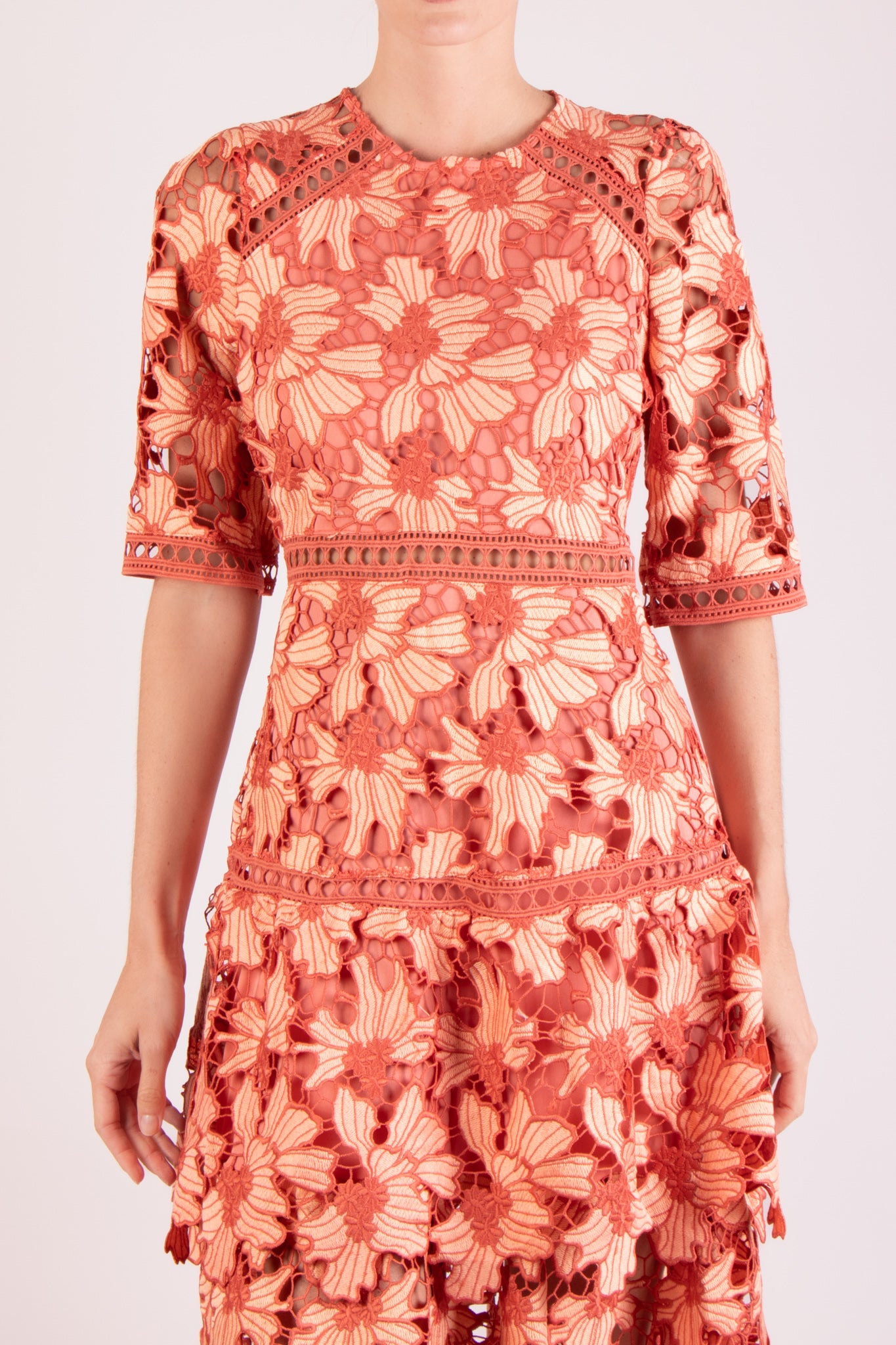 Vestido de encaje midi durazno