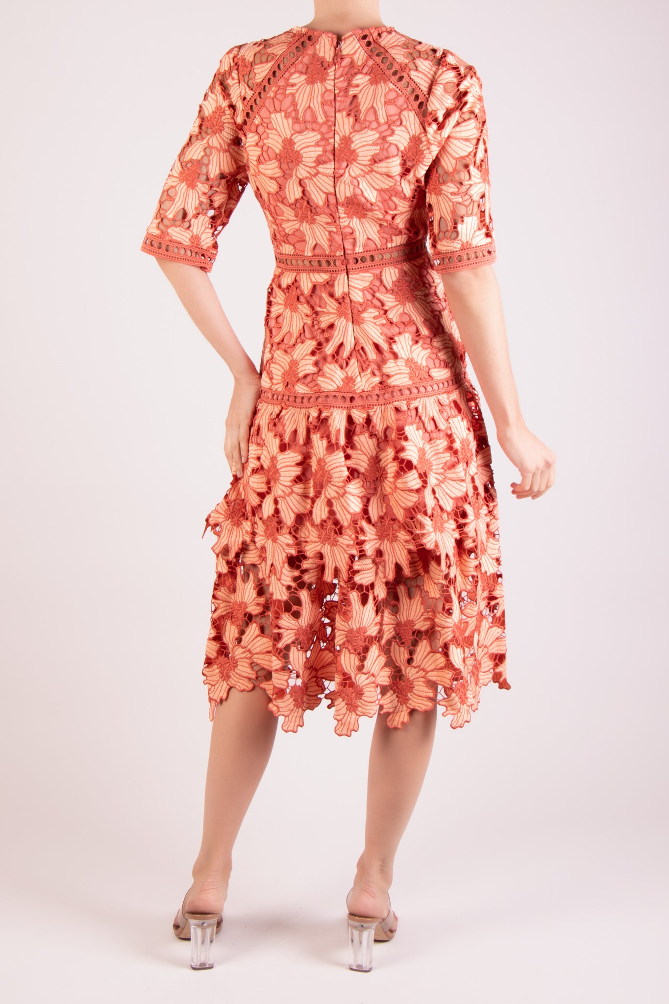 Vestido de encaje midi durazno