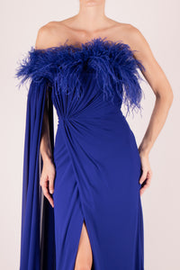 Vestido un hombro plumas royal