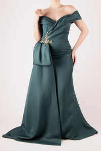 Vestido off the shoulder detalle en costado verde botella