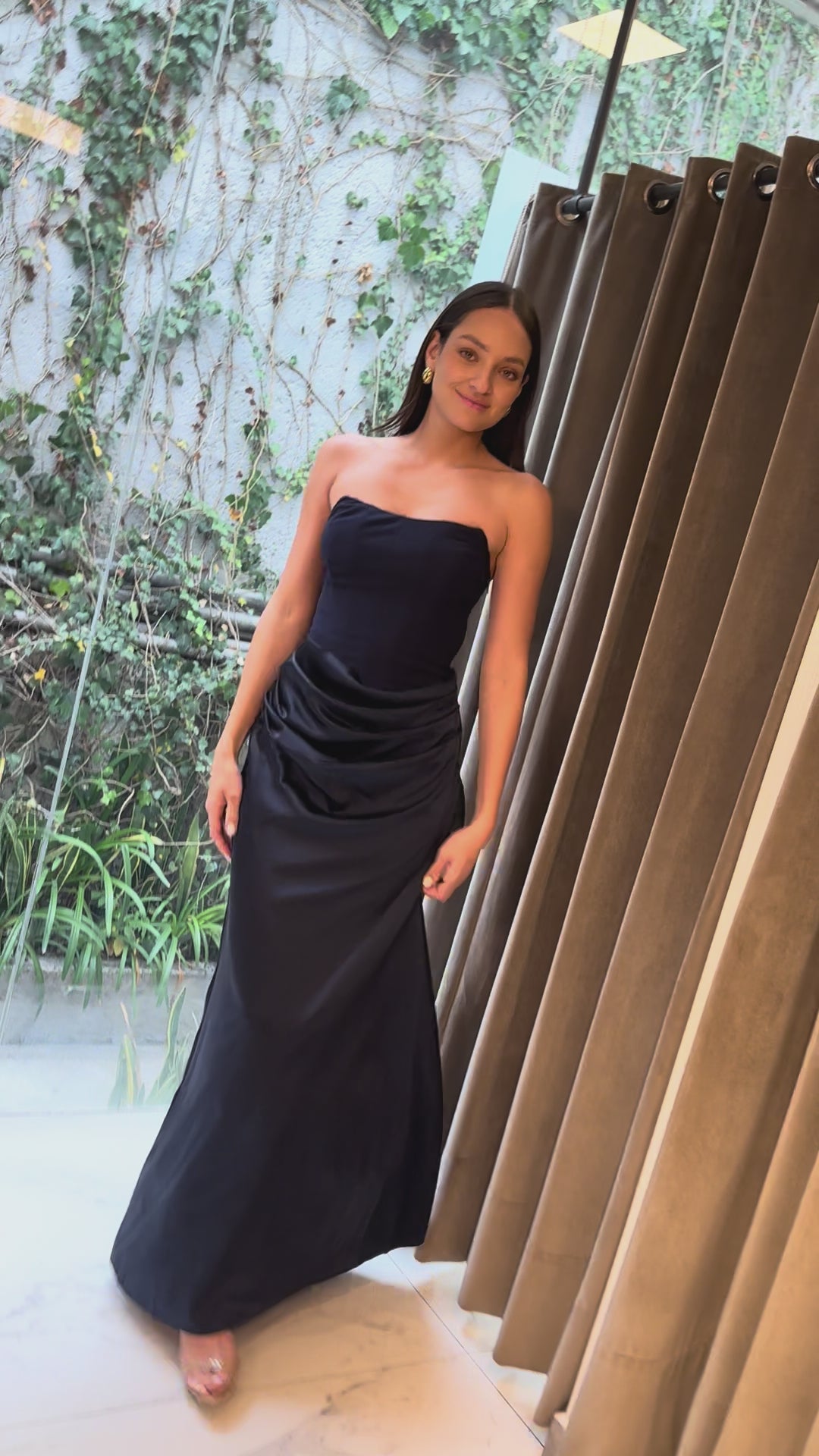 Vestido strapless satin con crepe azul marino