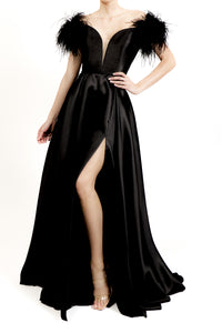 Vestido plumas en hombros