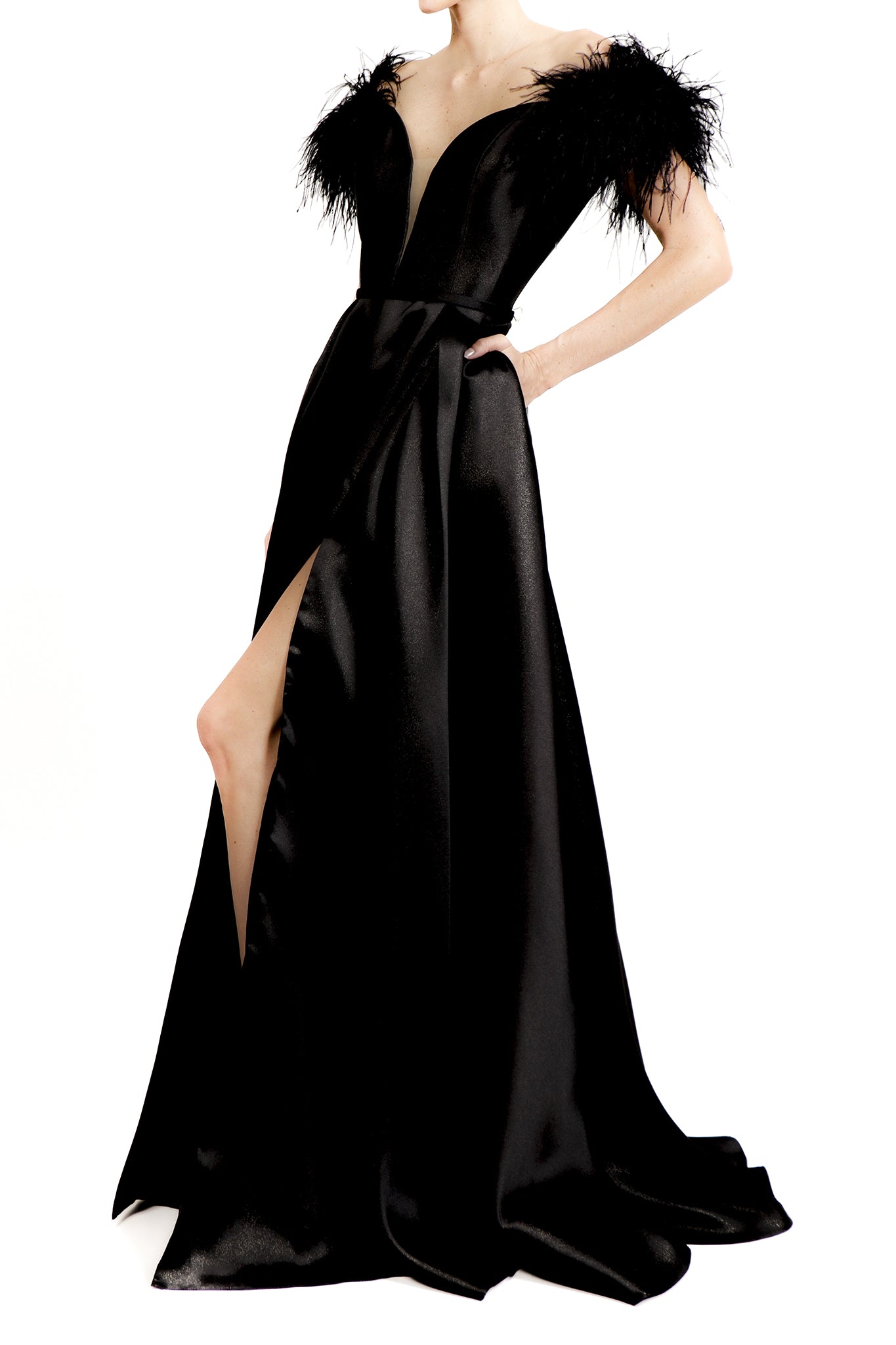 Vestido plumas en hombros