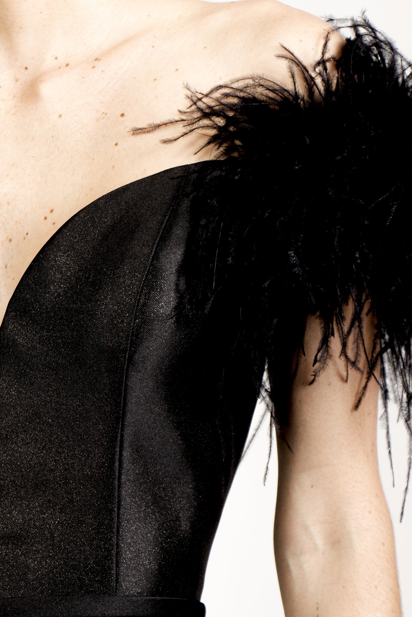 Vestido plumas en hombros