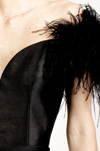 Vestido plumas en hombros