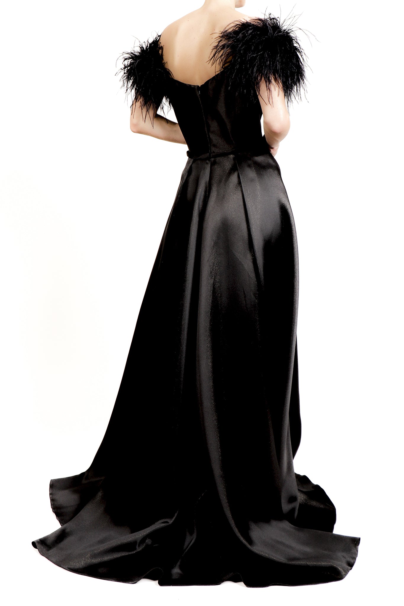 Vestido plumas en hombros