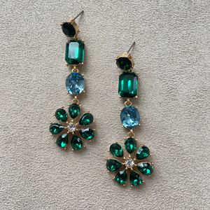 Par de aretes flor y rectangulo verde