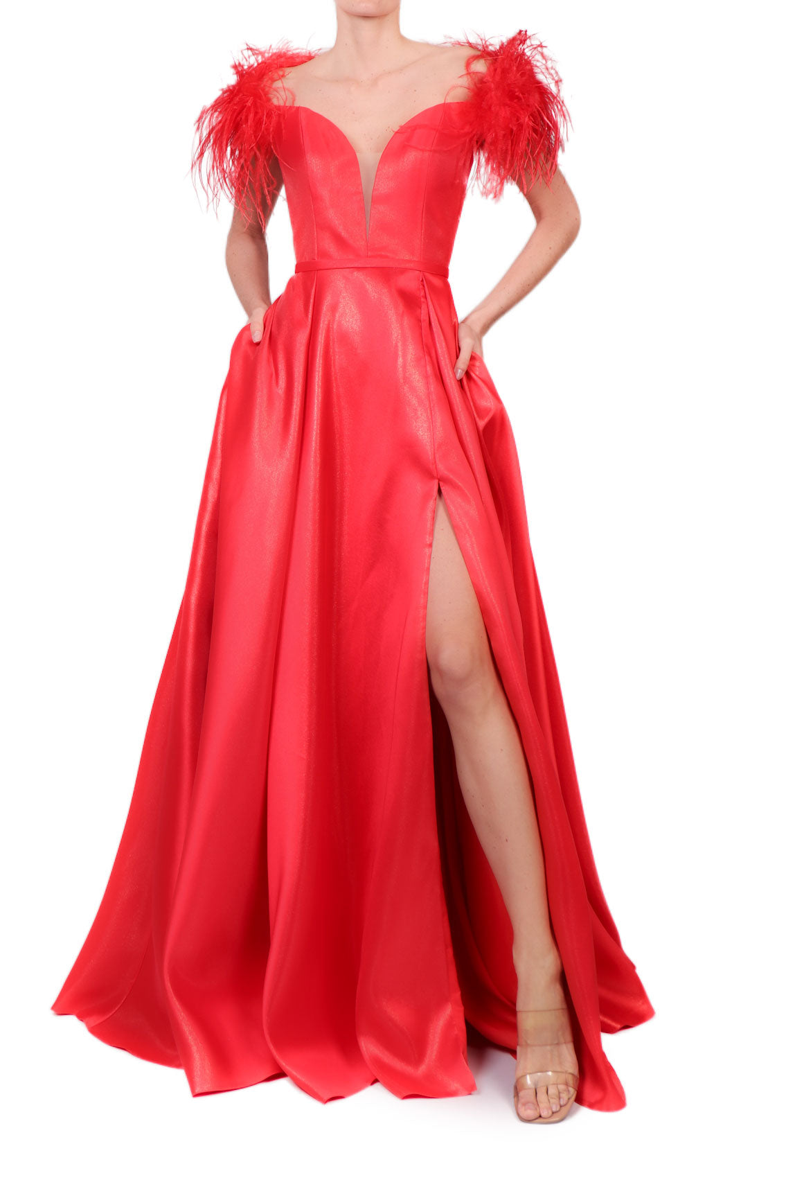 Vestido plumas en hombros rojo