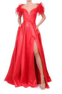 Vestido plumas en hombros rojo