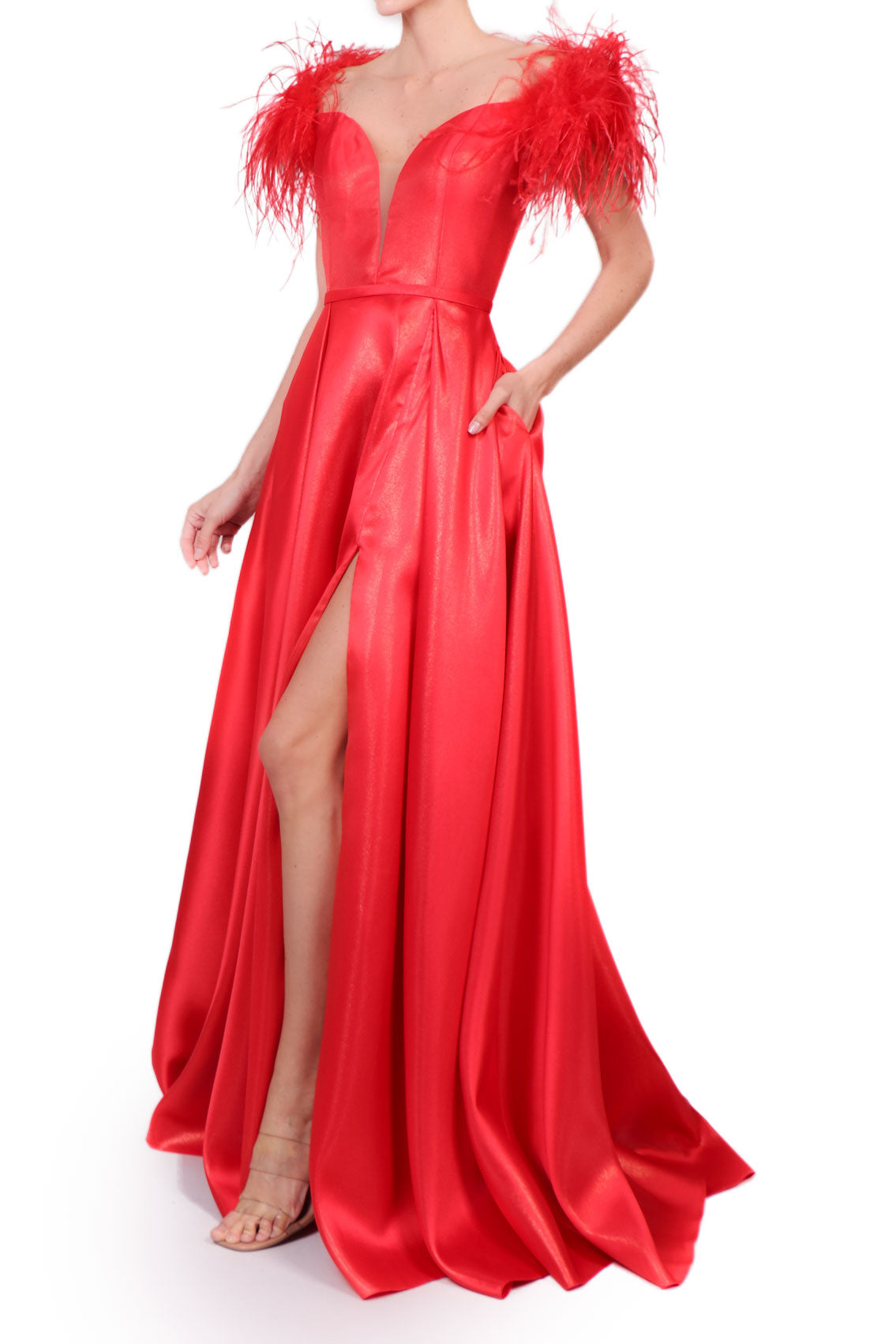 Vestido plumas en hombros rojo