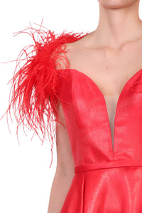 Vestido plumas en hombros rojo