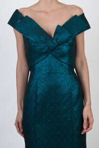 Vestido off the shoulder azul metalico