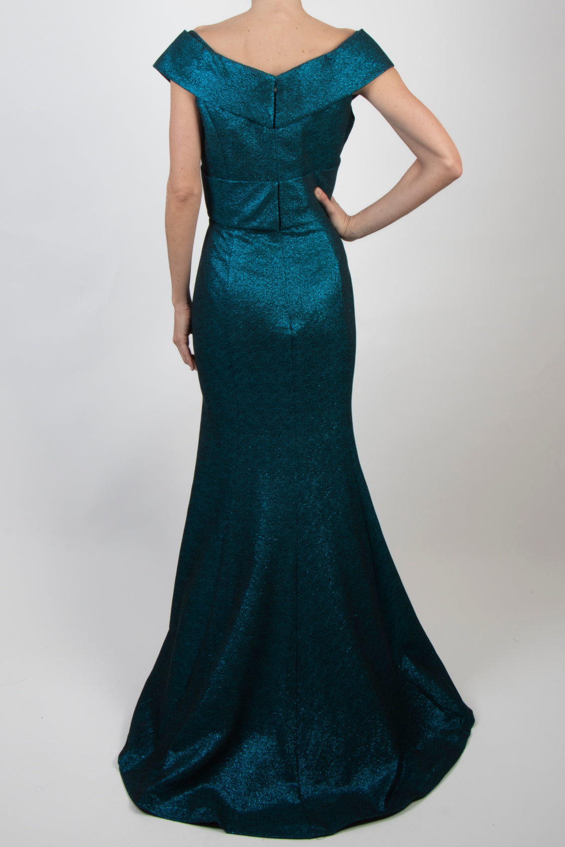 Vestido off the shoulder azul metalico