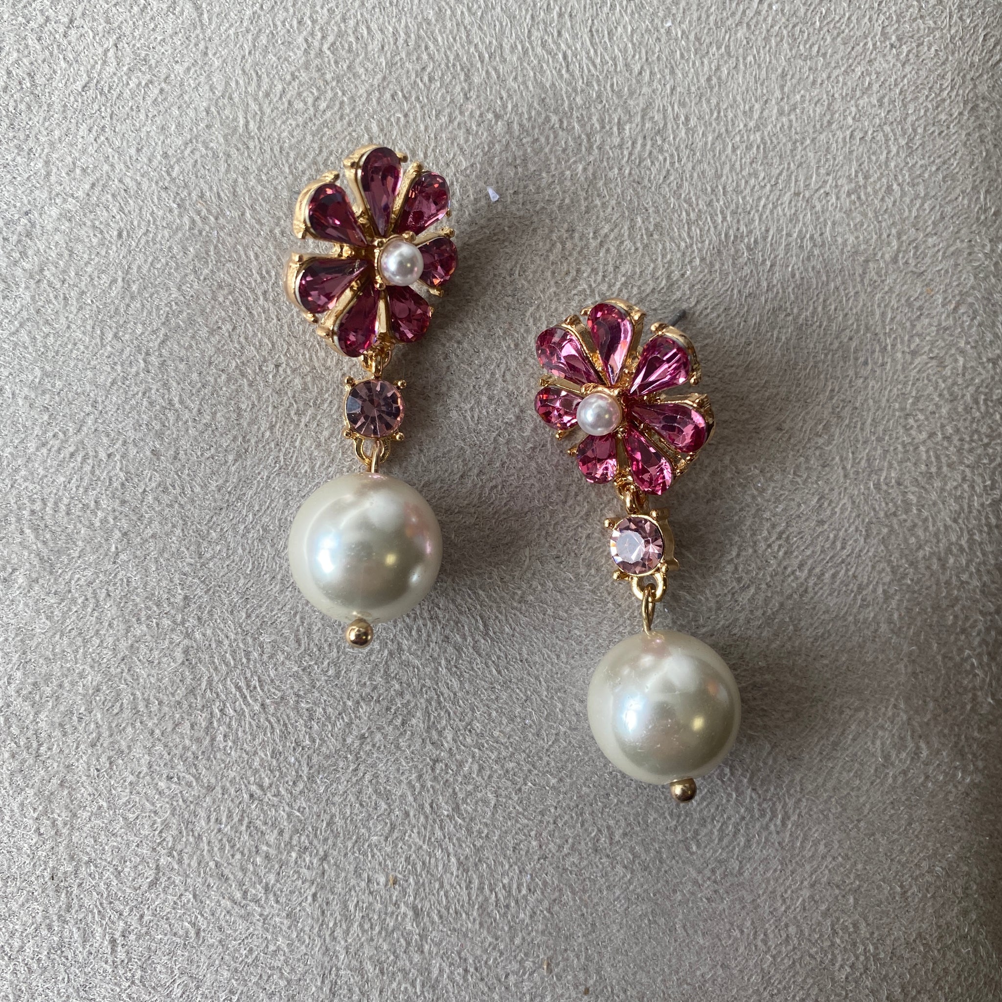Arete flor chica y perla fucsia