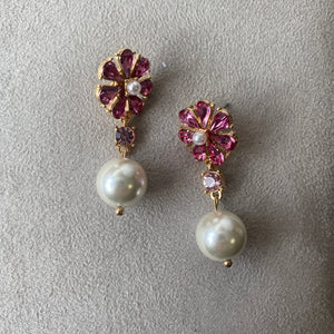 Arete flor chica y perla fucsia