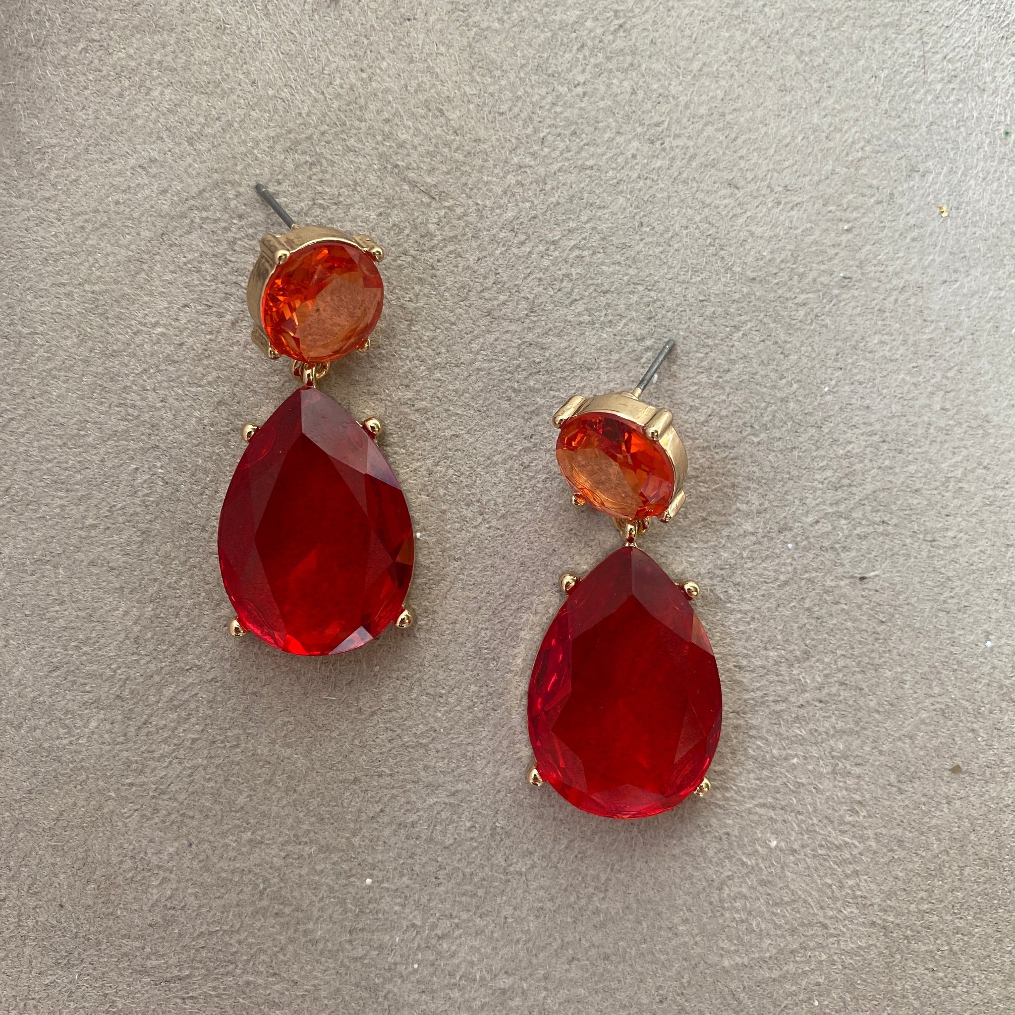 Arete circulo y gota rojo