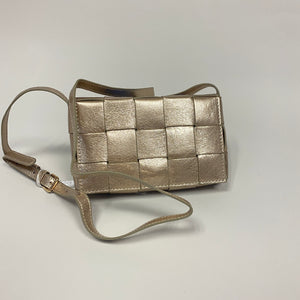 Bolsa entrelzada dorado