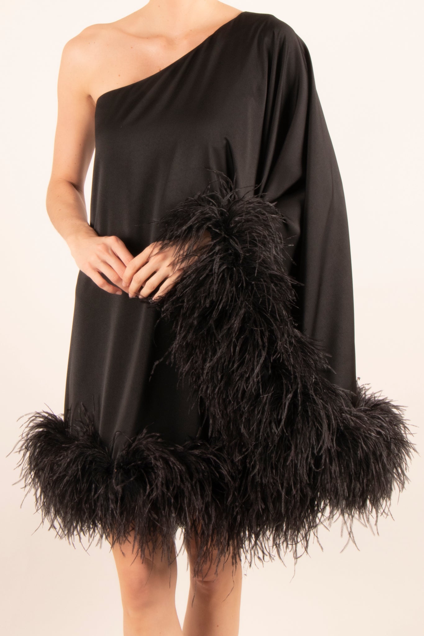 Vestido un hombro m/murciélago corto negro