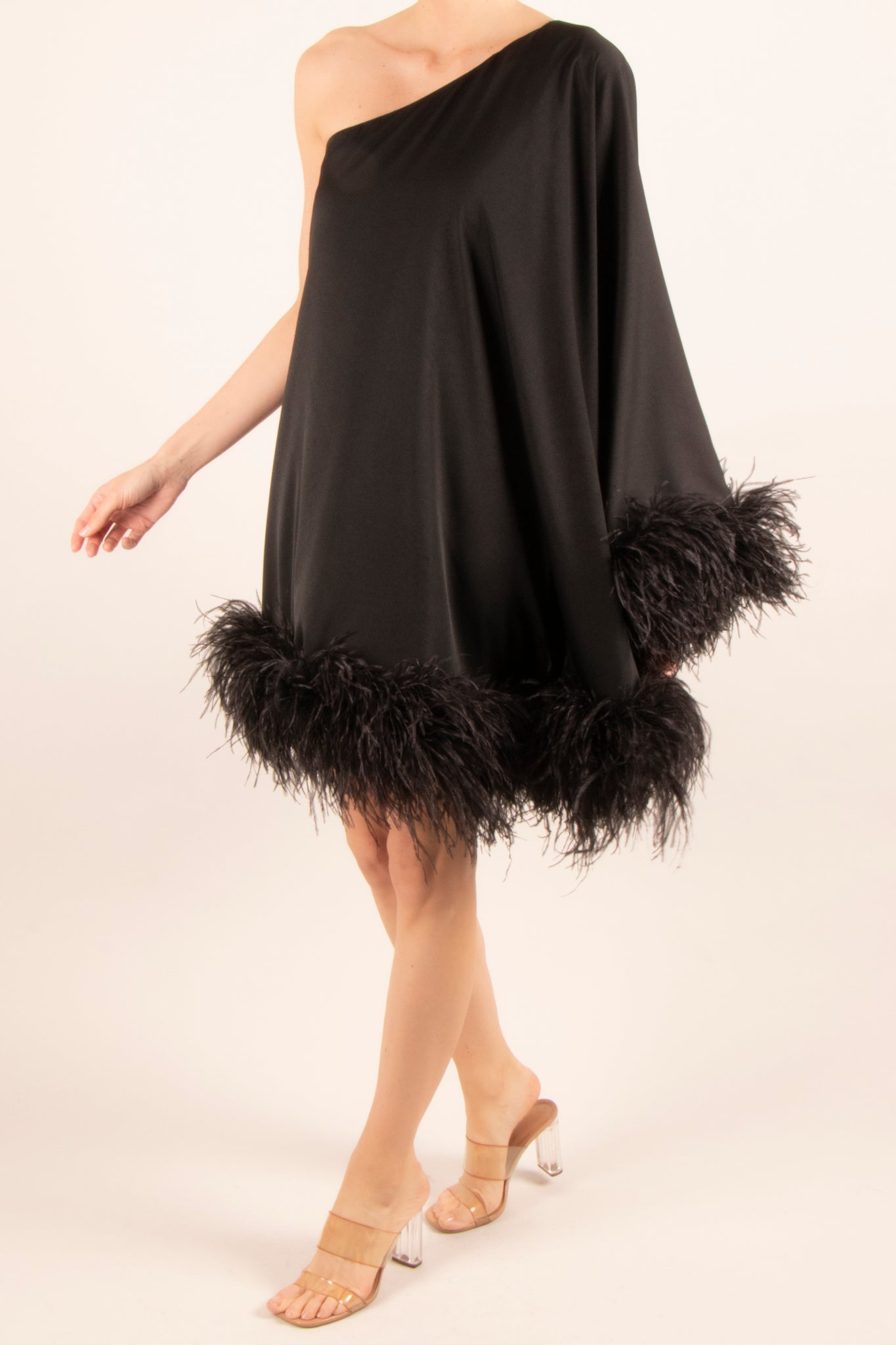 Vestido un hombro m/murciélago corto negro