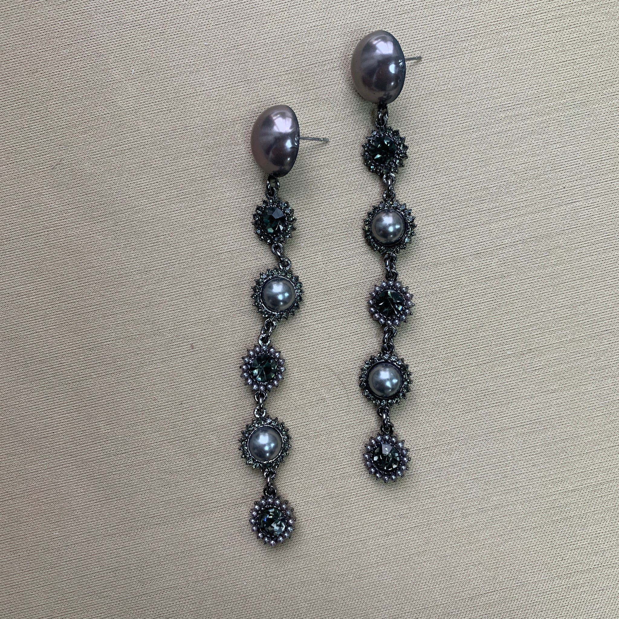 Arete perlas gris