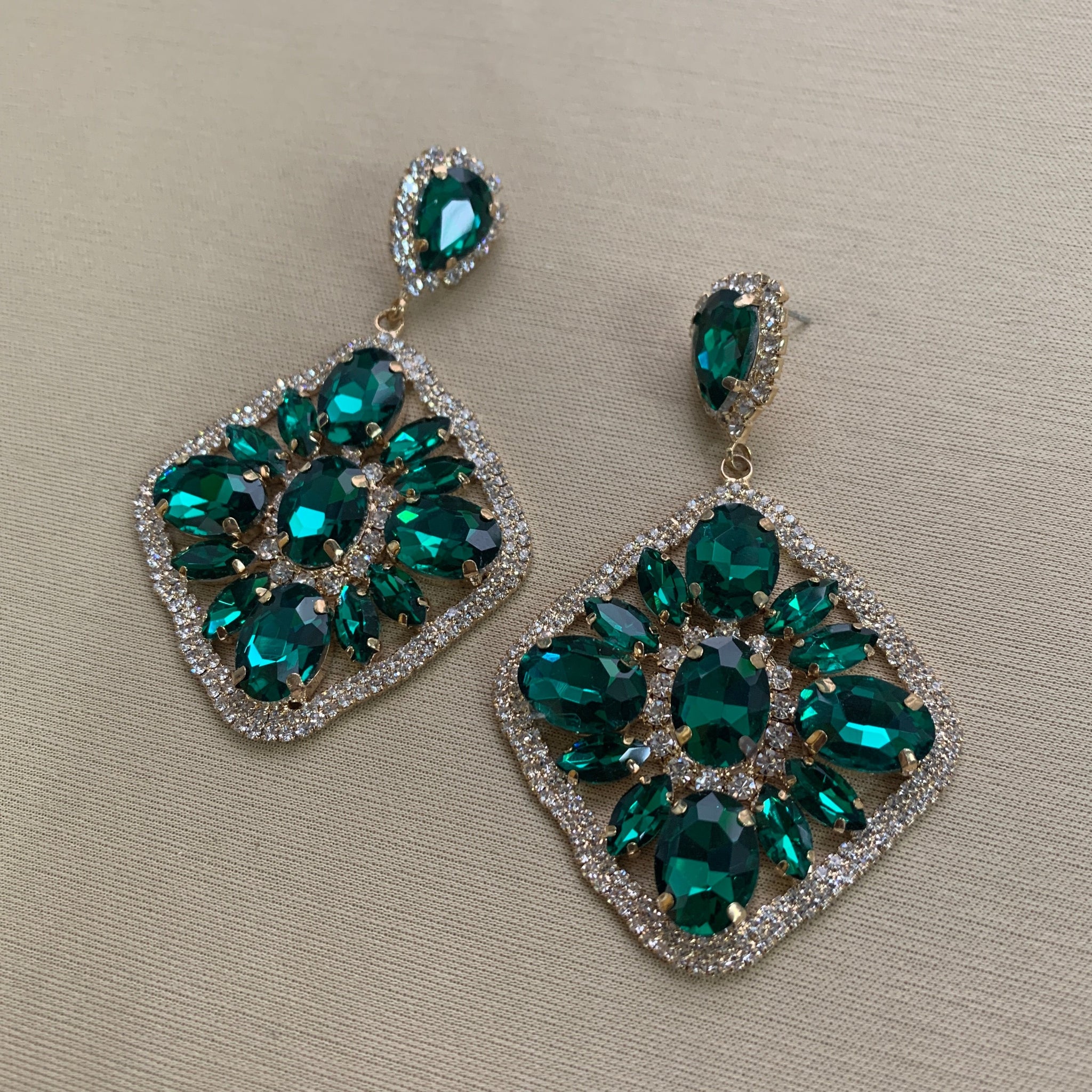 Arete verde flor