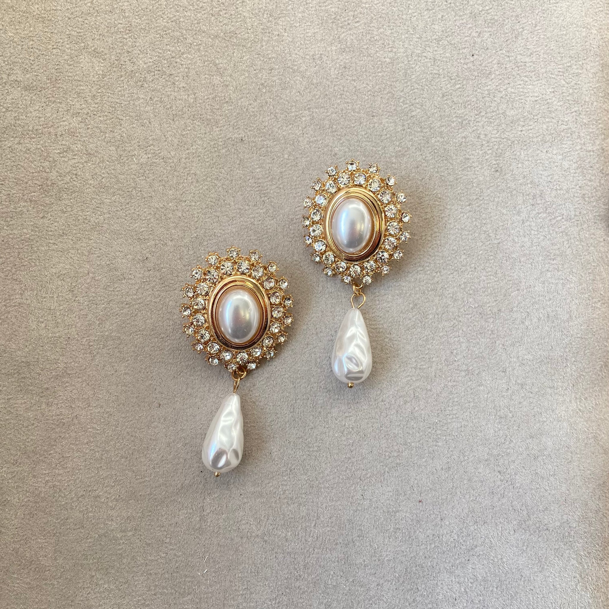 Arete perla en forma de gota