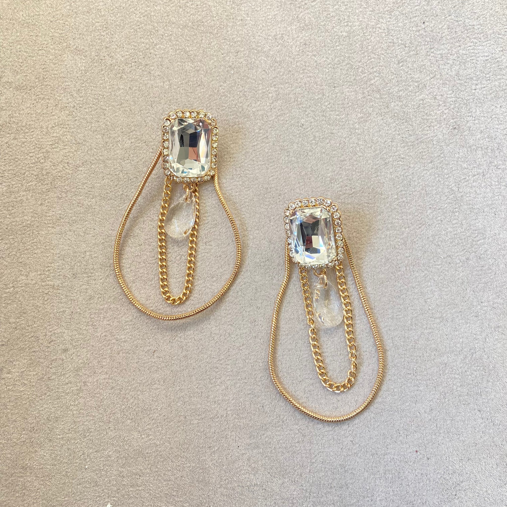 Arete gota colgante dorado